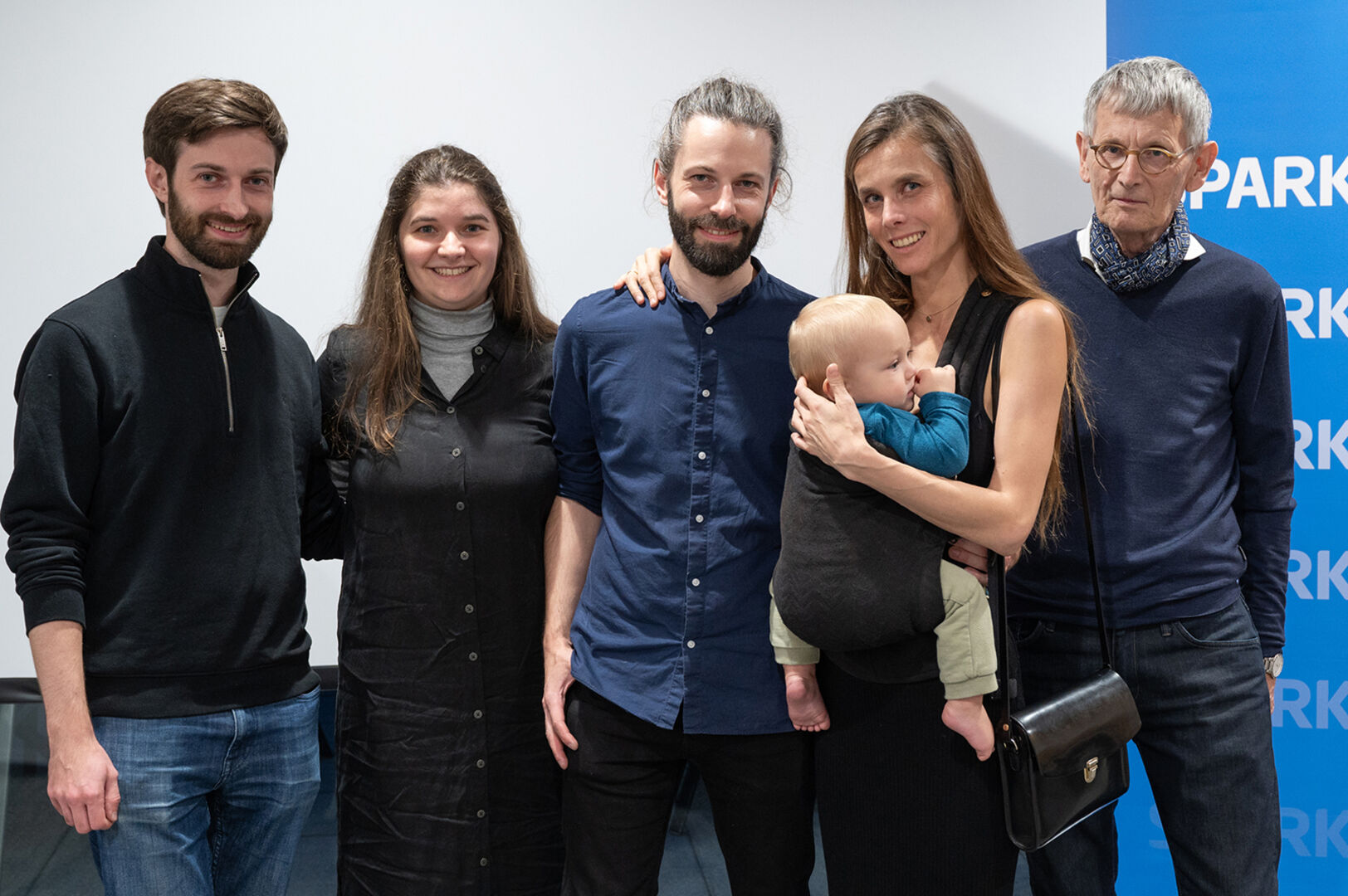 We are Family: Stephan Weinmann mit Frederike Klug, Familie Robert und Sophia Weinmann mit Oskar und Vater Josef Lipburger (v.li.)