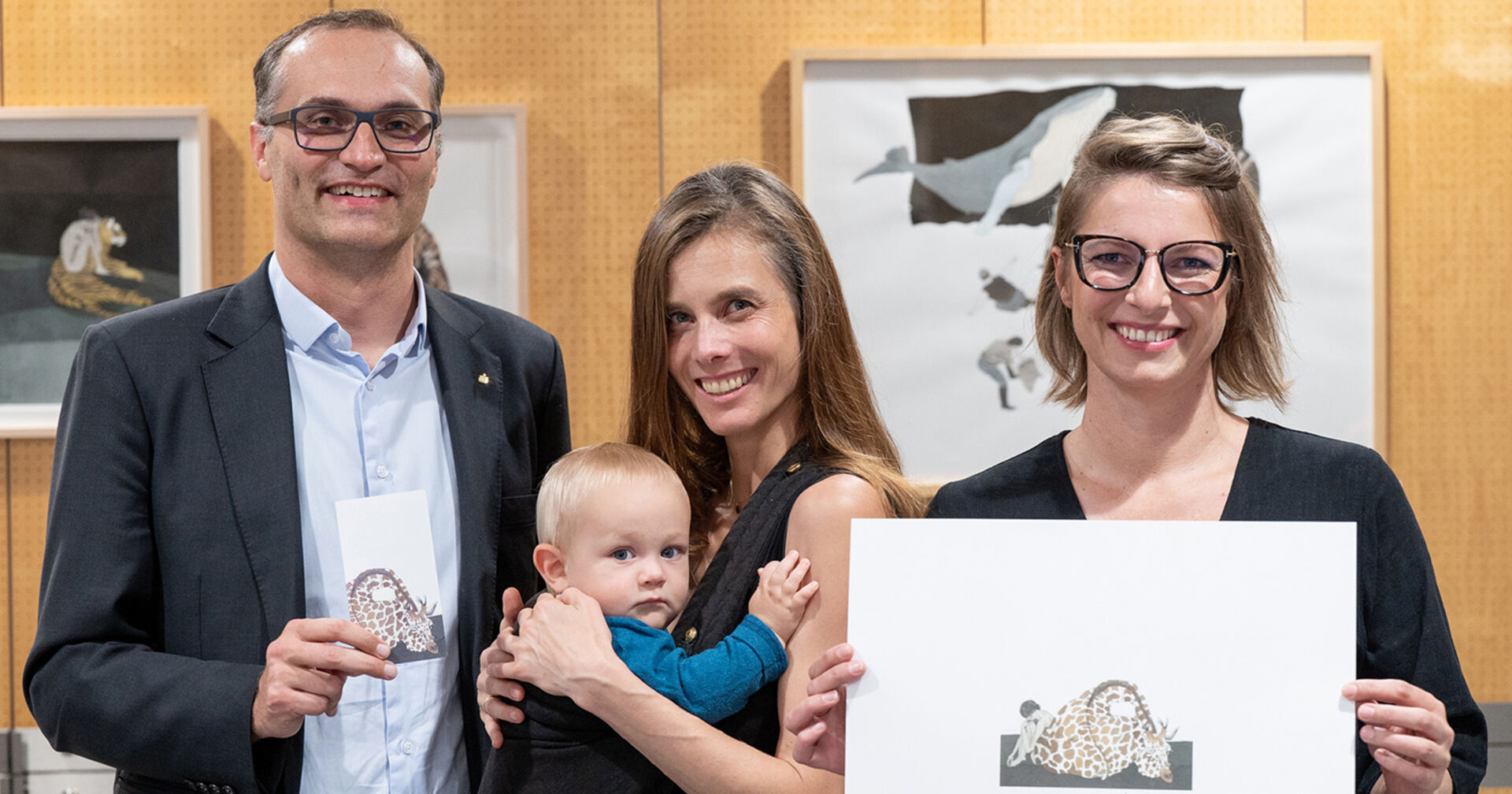 Johannes Hämmerle Vorstandsdirektor Sparkasse Bregenz, Künstlerin Sophia Weinmann &amp; Oskar, Vernissagerednerin Veronika Sutterlüty (Kulturbüro Bregenzerwald)