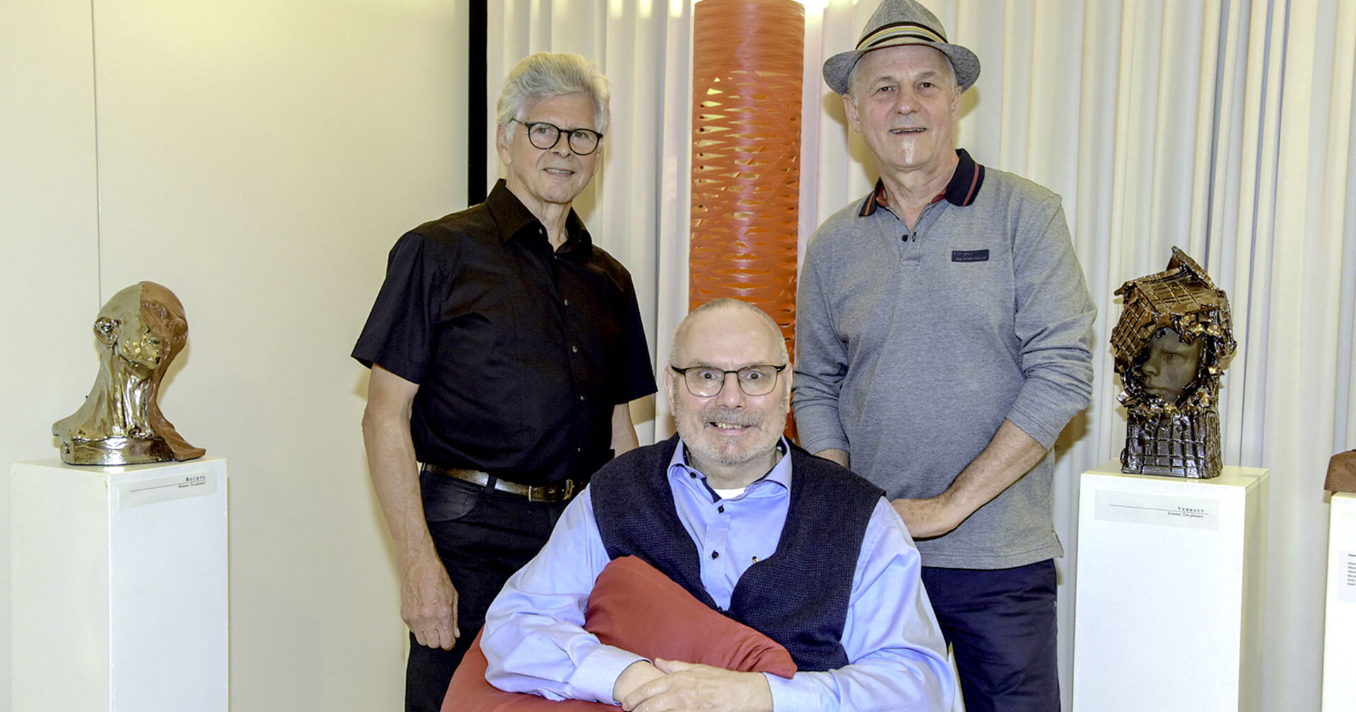 Künstler Stefan Kresser, Kurt Gerszi (Ausstellungsorganisator) und Künstler Peter Joschika (v. li.)