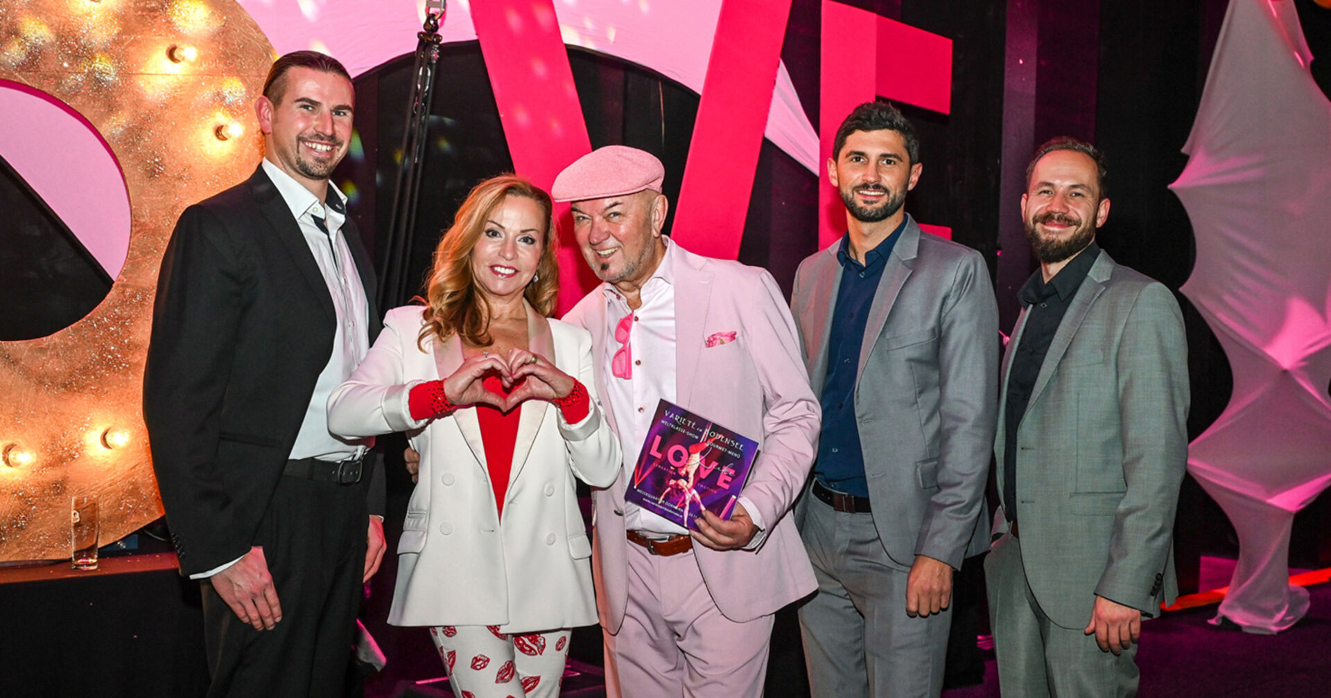 „Variete am Bodensee-Gastgeber“ Catrin und Heinz Wendel mit dem „Pier 69“-Team Lukas Buttazoni (li.) und Stefan Köb mit David Friedl (re.)