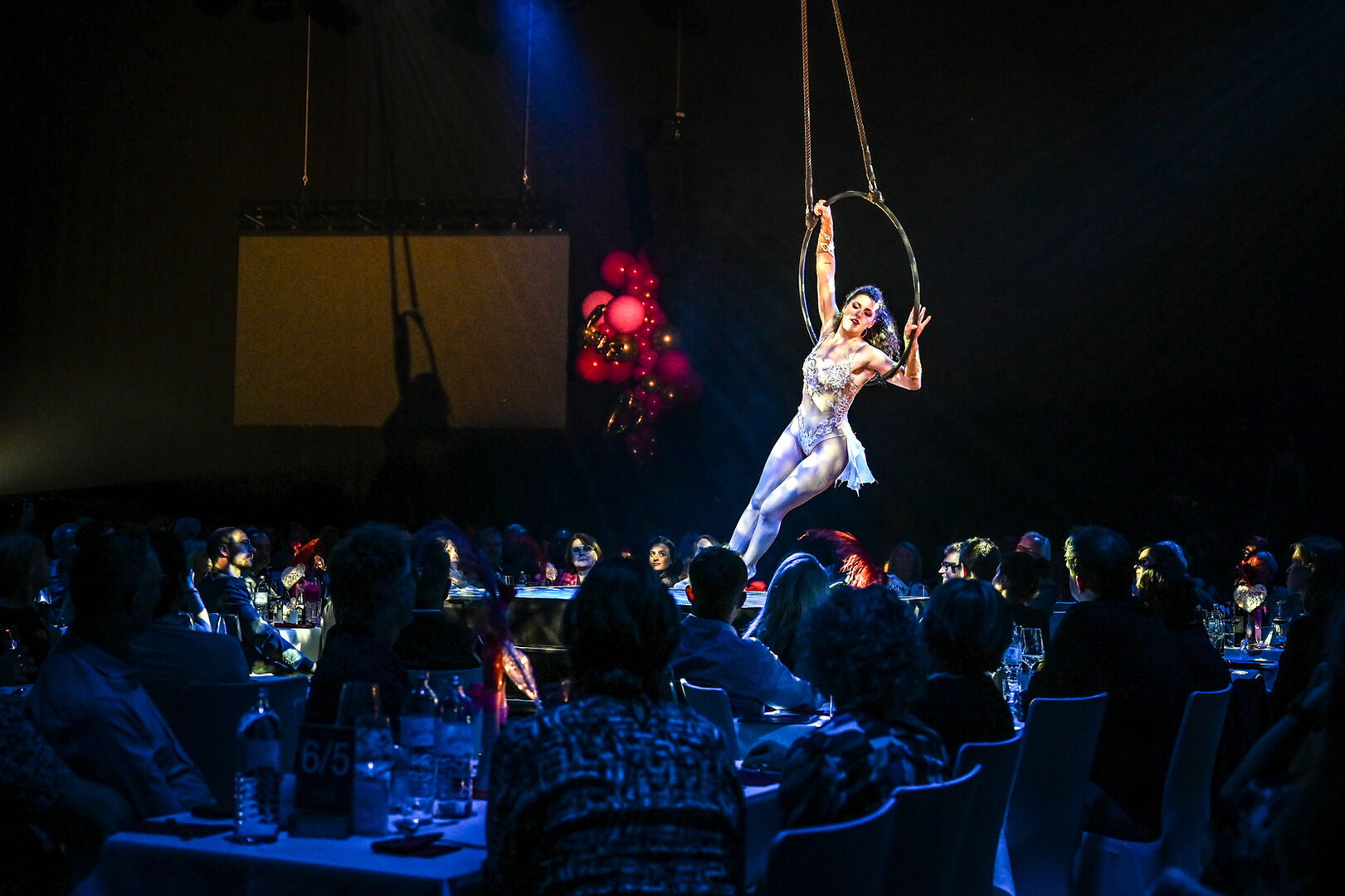 Artistik am Trapez mit Live-Gesang: Atemberaubend und spannend die Show der Australierin Elli Huber.