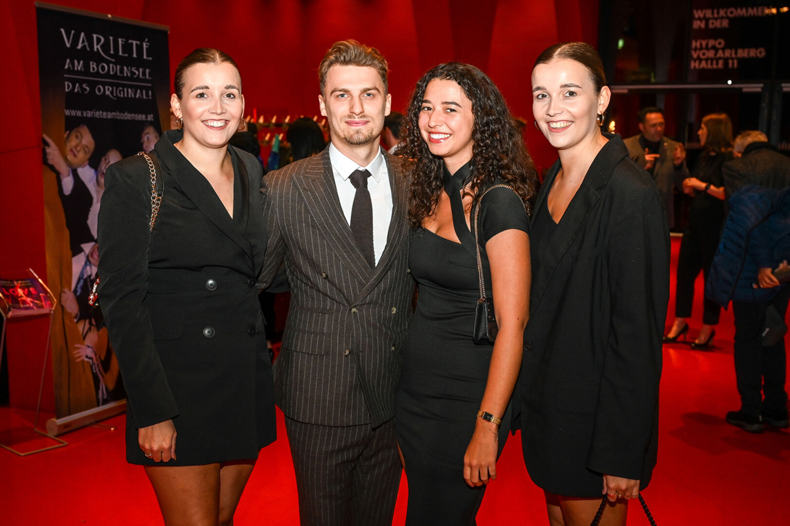 Die Zwillinge Sarah Hummer (li.) und Stephanie Hummer (re.) mit Quentin Moser und Patricia Müller (mi.)