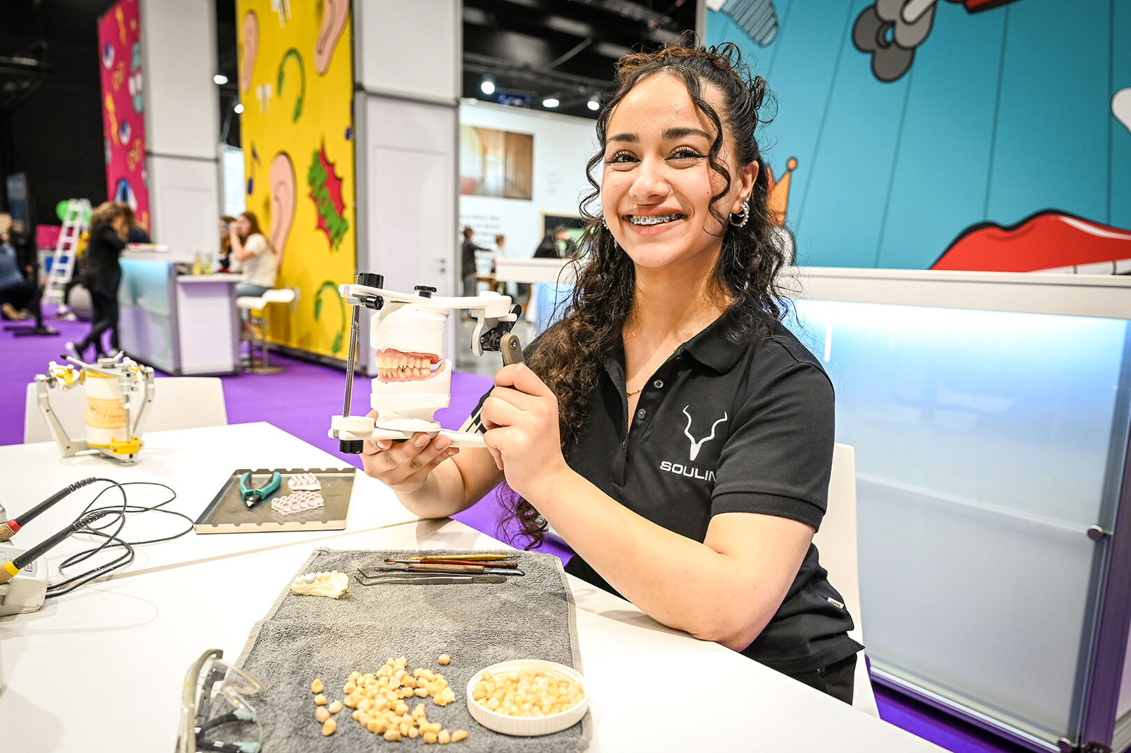 Am Stand der Gesundheitsberufe: Zahntechniker-Lehrling Soulin Musty .
