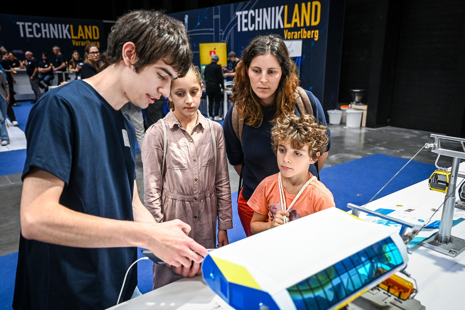 Am Elterntag präsentierte Simon Riedmann von der  HTL Bregenz spannende Versuchsbeispiele.