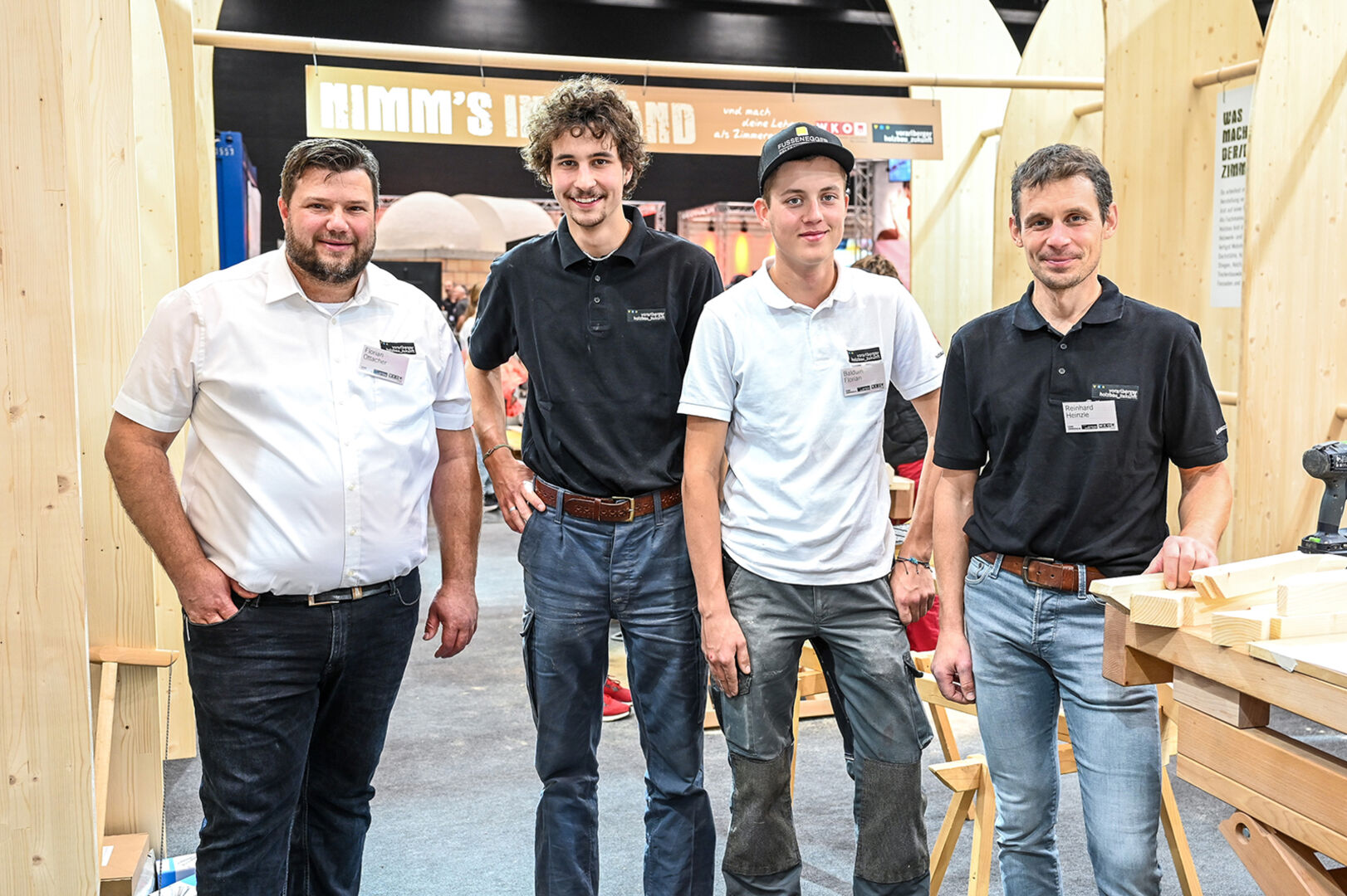 OM Stv. Florian Ottacker, Lehrling Felix Schröder, Geselle Balduin Florian und Reinhard Heinzle (alle Holzbau Vorarlberg)
