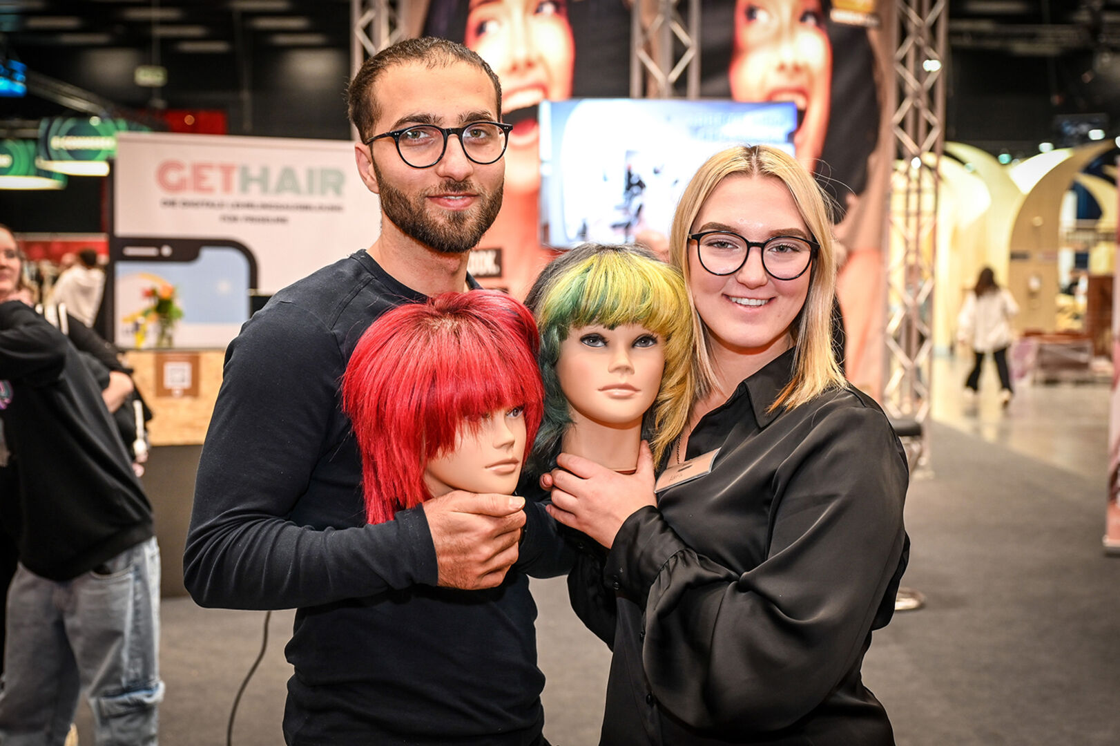 Vorarlberg Hairstylisten: Friseur Rawand Hussein und Lehrling Lara Sulic.