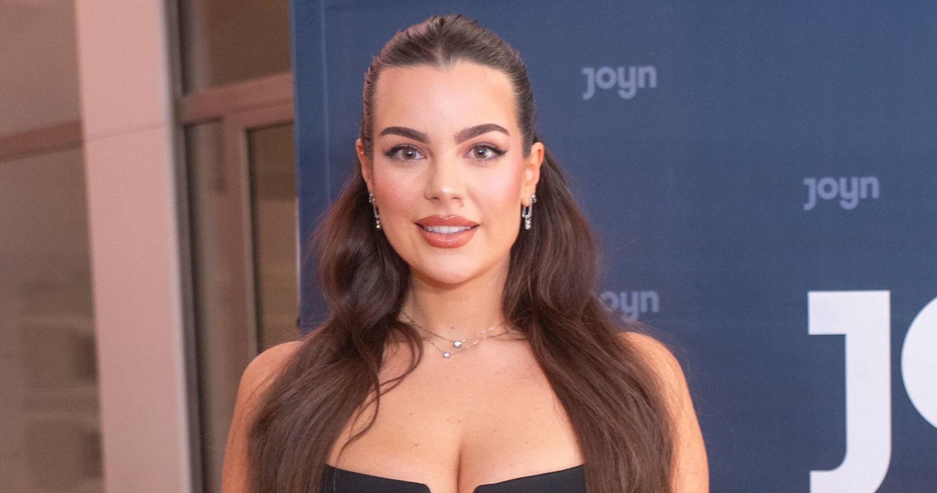 Nadine Mirada lächelt