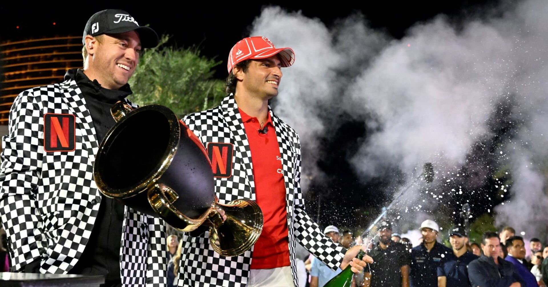 Sainz und Thomas mit der Trophäe bei der Siegerehrung