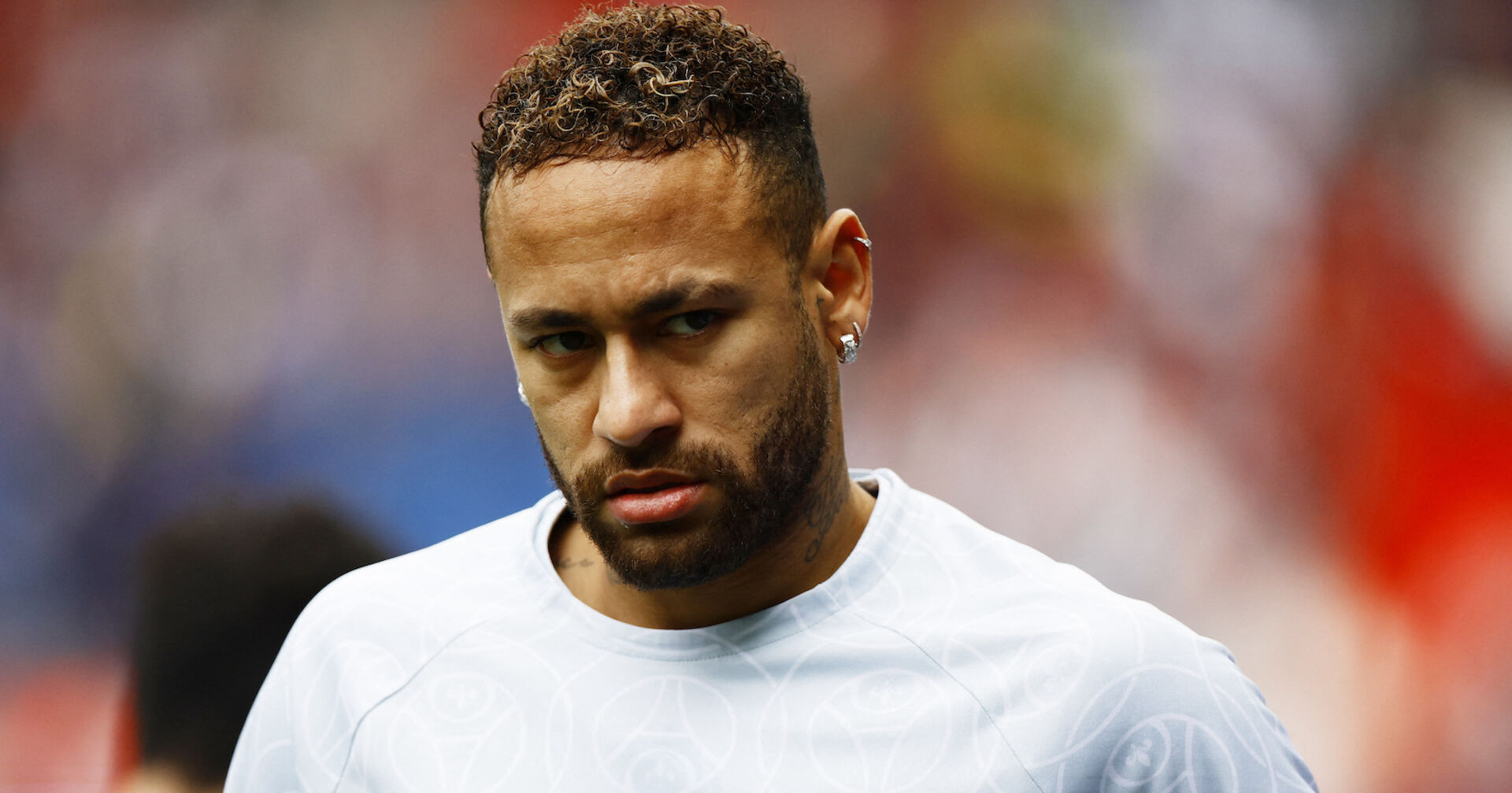 Neymar trägt ein weißes T-Shirt und kurze braune Haare.