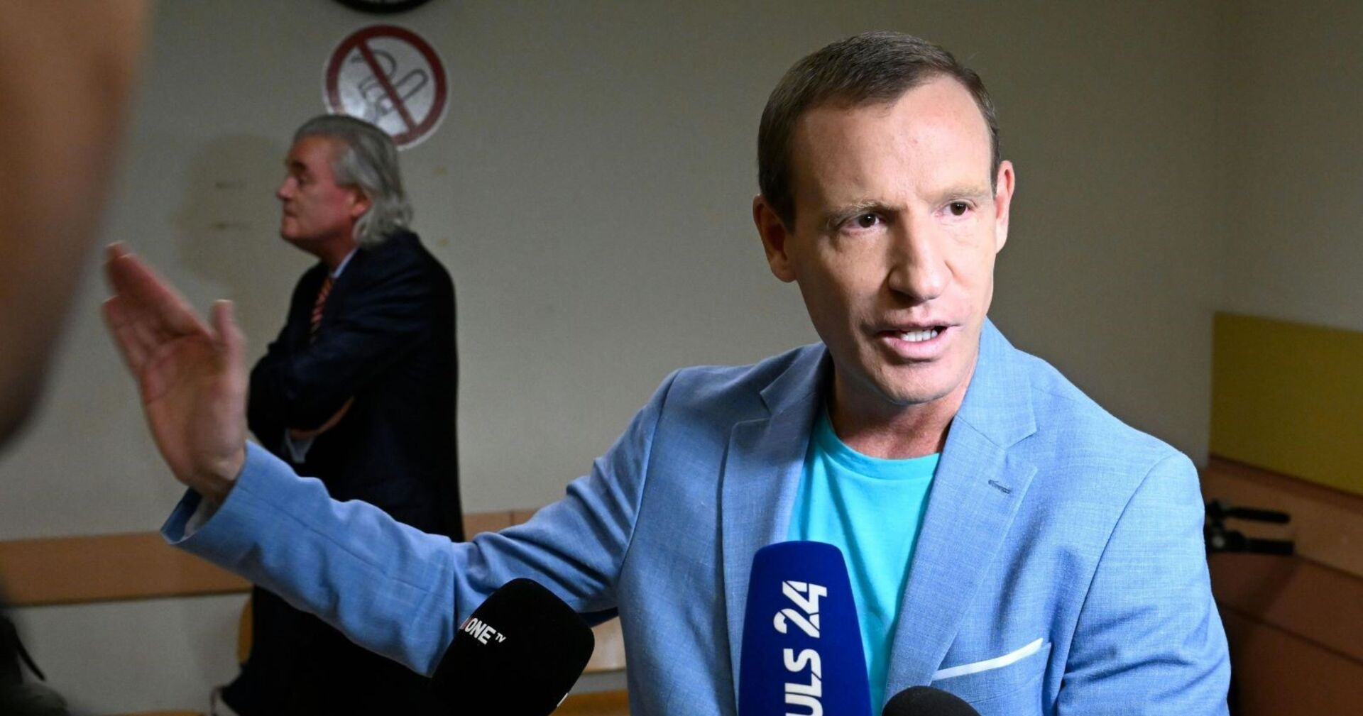 Stefan Petzner vor Mikrofonen, er wirkt aufgebracht