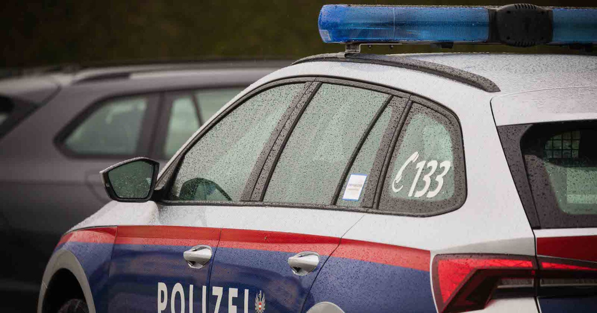 Ein Polizeiauto im Regen.