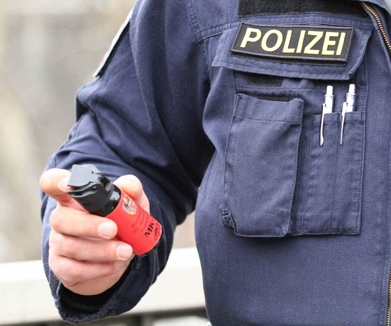 Ein Polizist mit einem Pfefferspray.