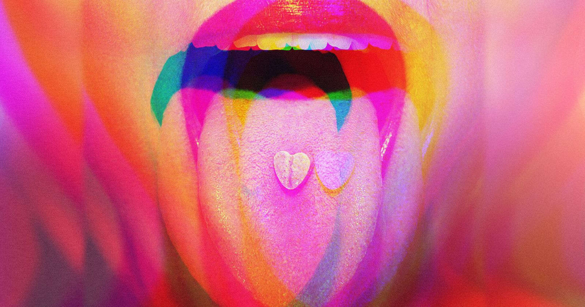 Eine Frau hat eine Pille auf der Zunge.