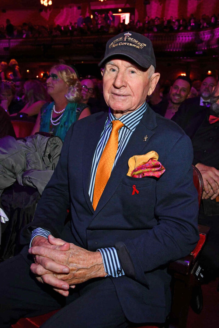 Fédéric Prinz von Anhalt im Anzug und mit Kappe bei einer Gala.