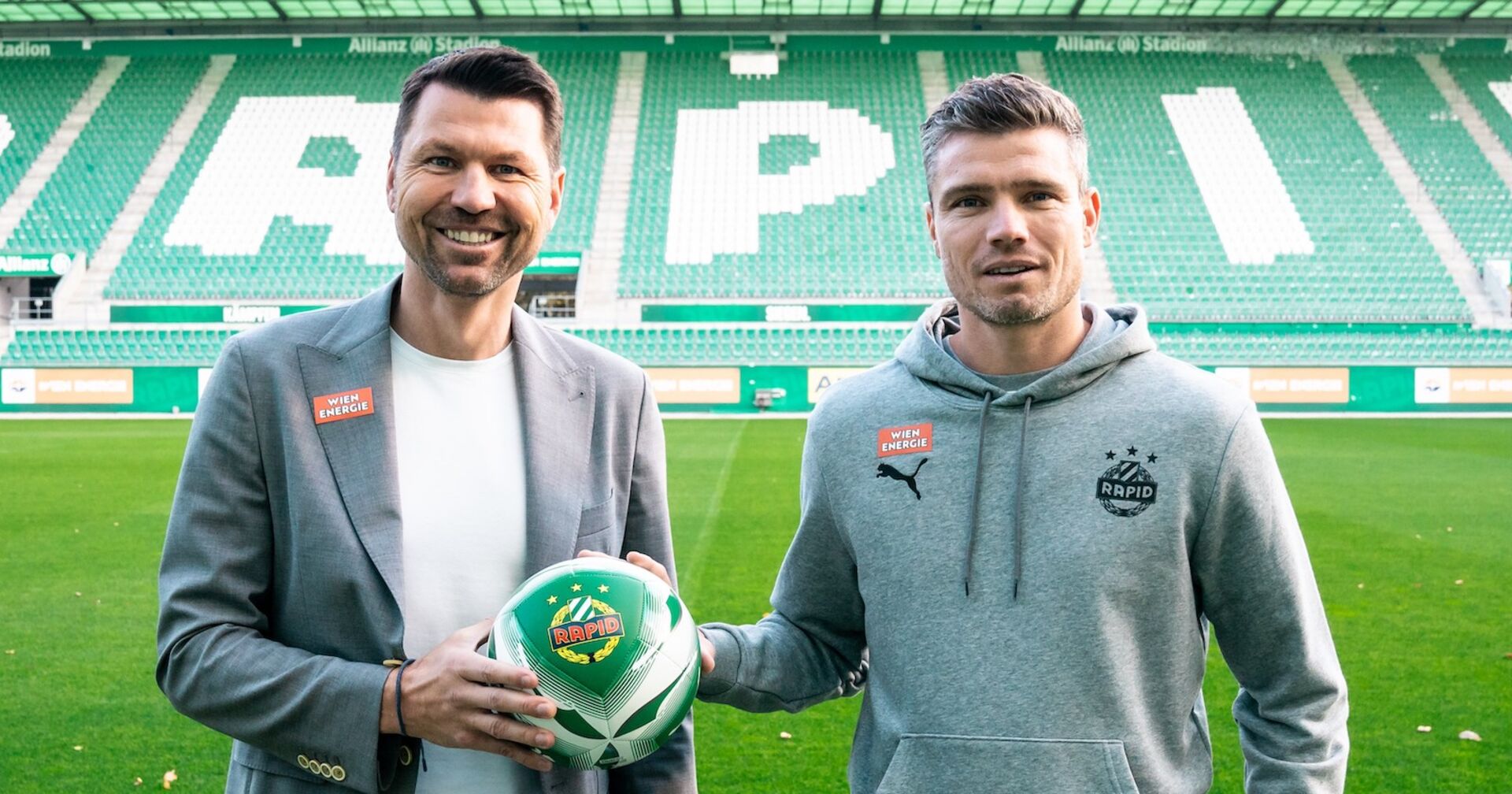 Geschäftsführer Sport Markus Katzer und Robert Klauß gemeinsam im Stadion.