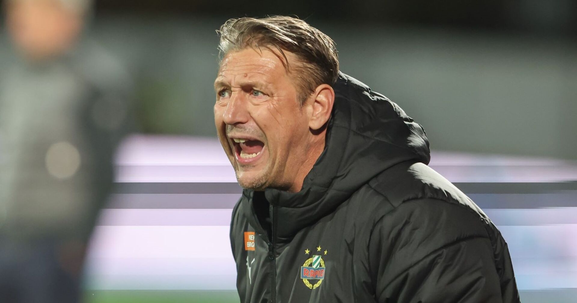 Rapid-Trainer Zoran Barišić schreiend am Spielfeldrand