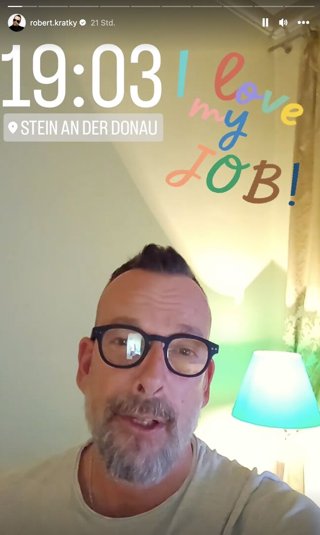 Robert Kratky auf einer Instagram Story. Man sieht die Uhrzeit von 19:03 und einen Sticker der sagt: I love my Job.