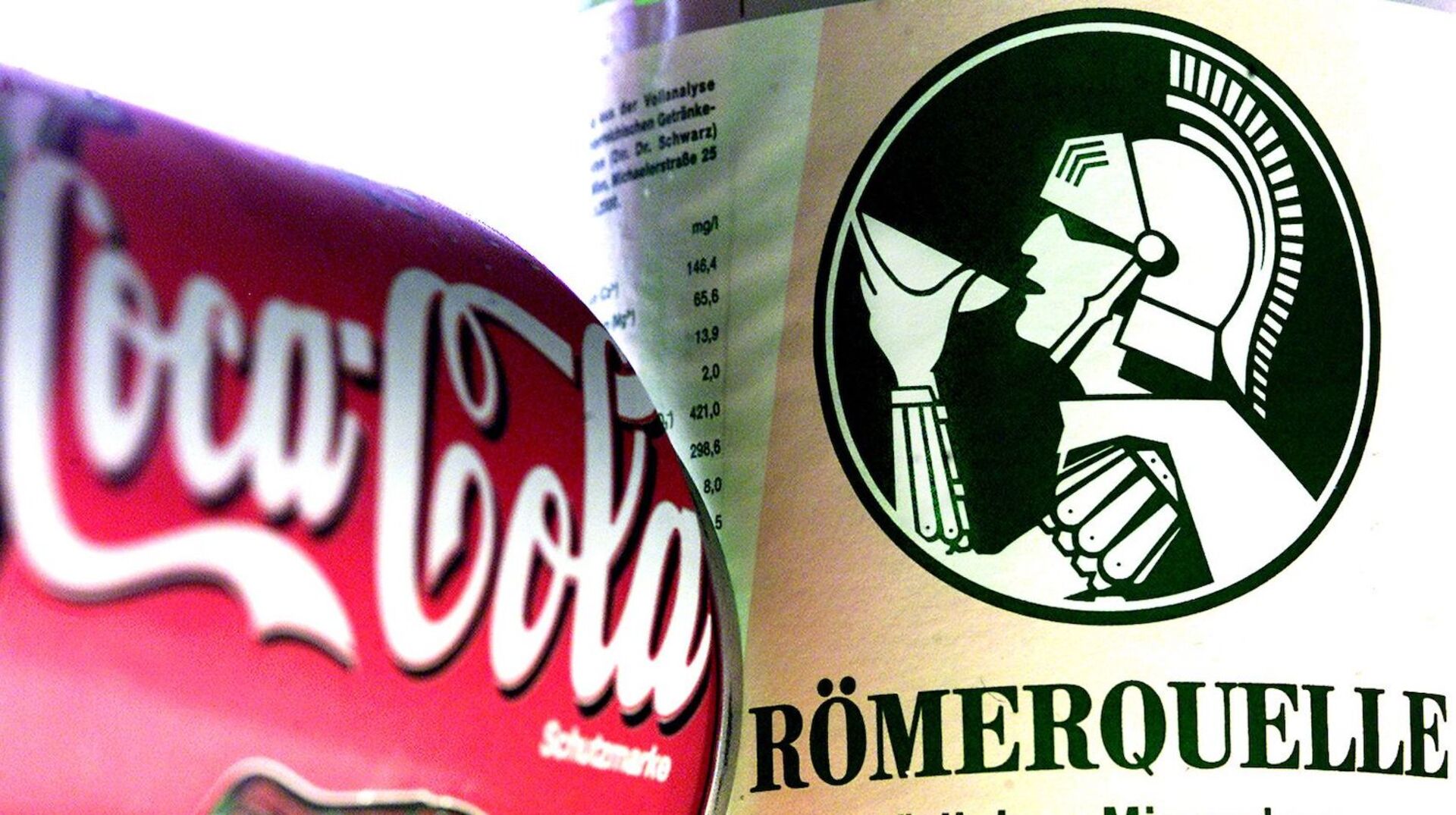 Coca-Cola-Dose und eine Römerquelle-Flasche