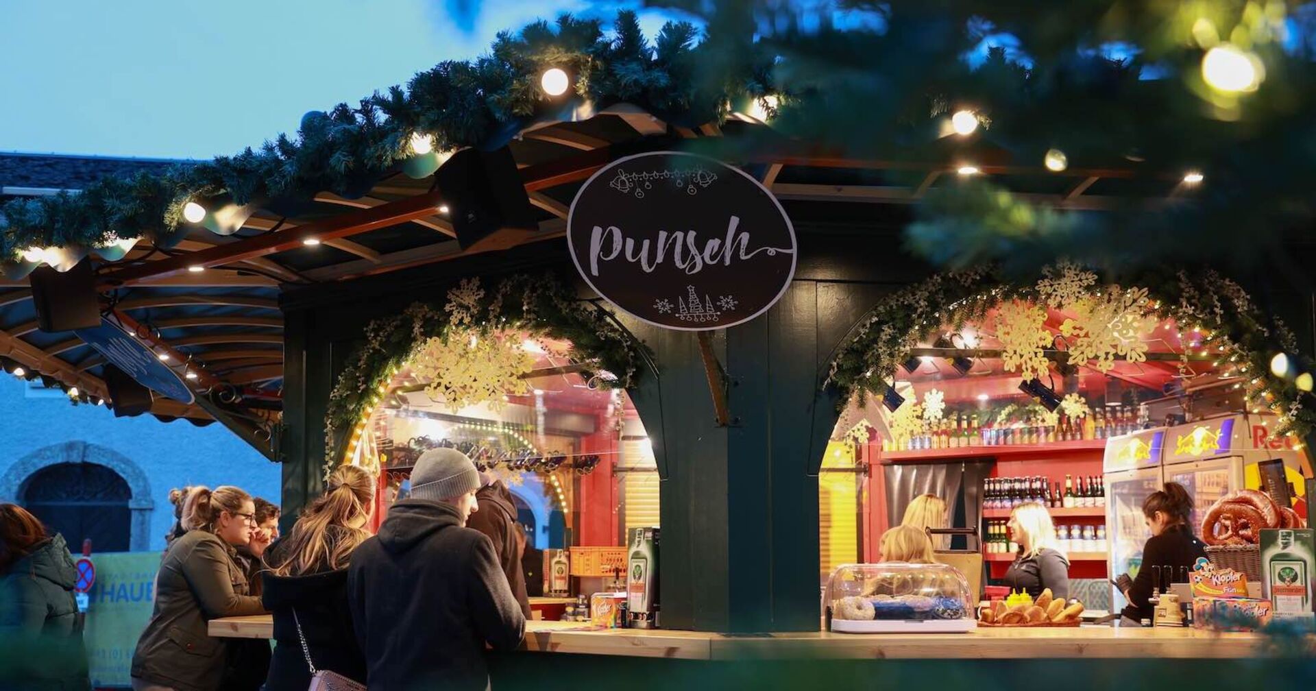 Beleuchteter Punschstand in Salzburg
