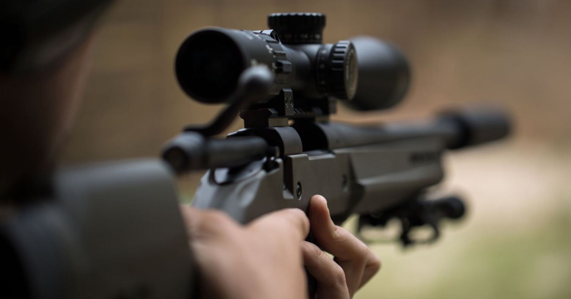 Ein Menschen mit einem Luftdruckgewehr.