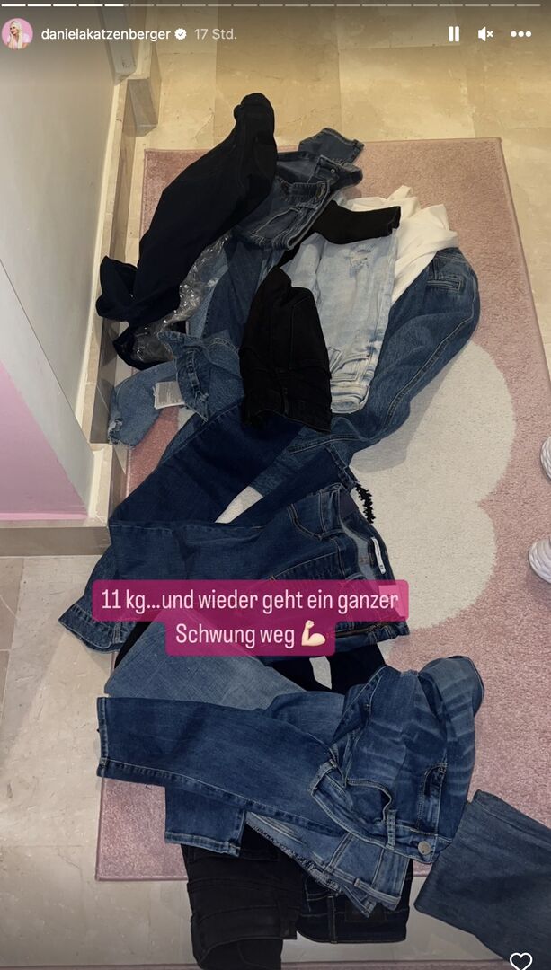 Eine Instagram Story von Daniela Katzenberger mit vielen Jeans. Dabei steht &quot;11kg..und wieder geht ein ganzer Schwung weg.&quot;