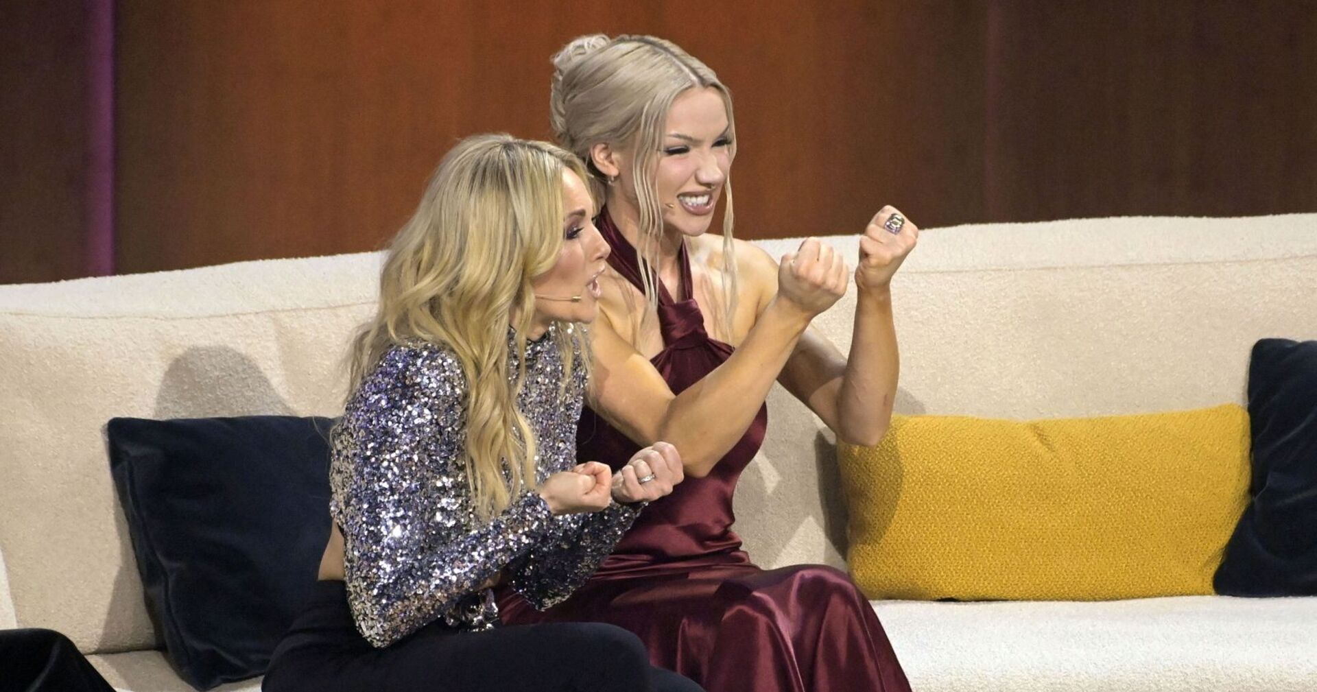 Shirin David (rechts) mit Helene Fischer auf der &quot;Wetten, dass..?&quot;-Couch