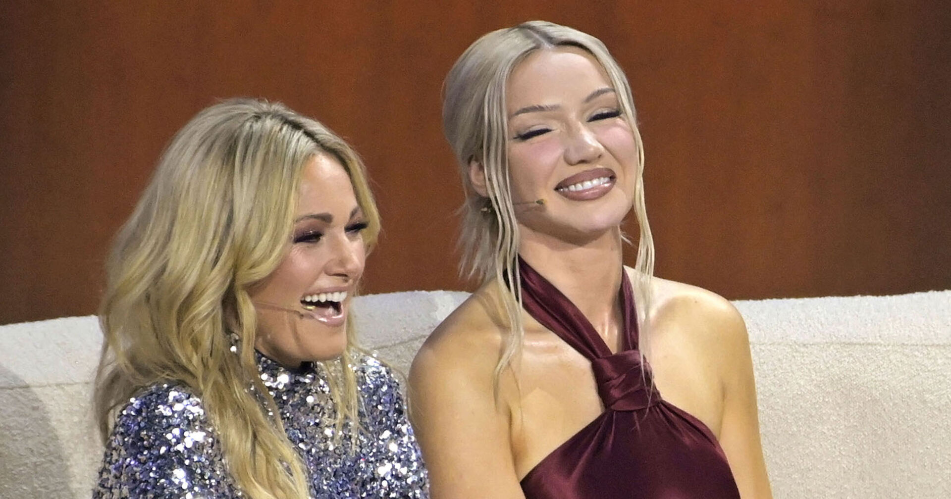 Helene Fischer trägt offene Haare und ein silbernes Top. Shirin David geschlossene blonde Haare und ein rotes Kleid.