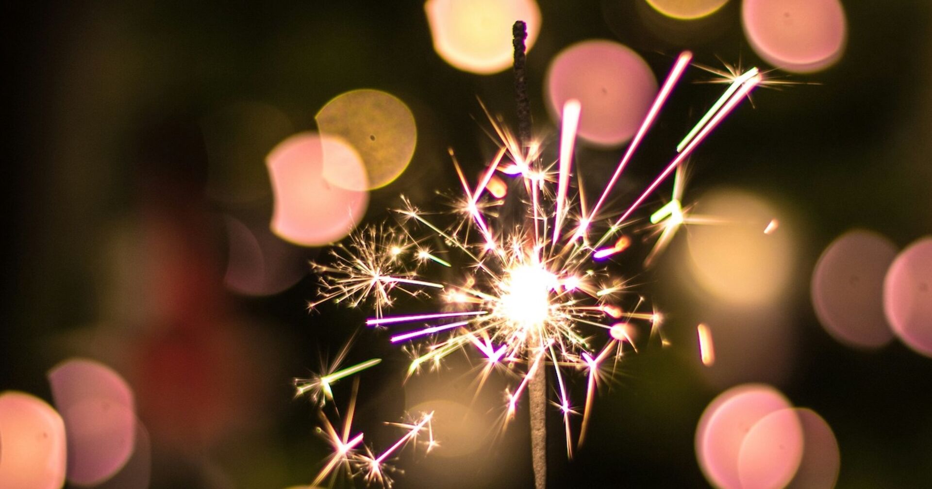 eine Sprühkerze die in alle Richtungen funkelt.