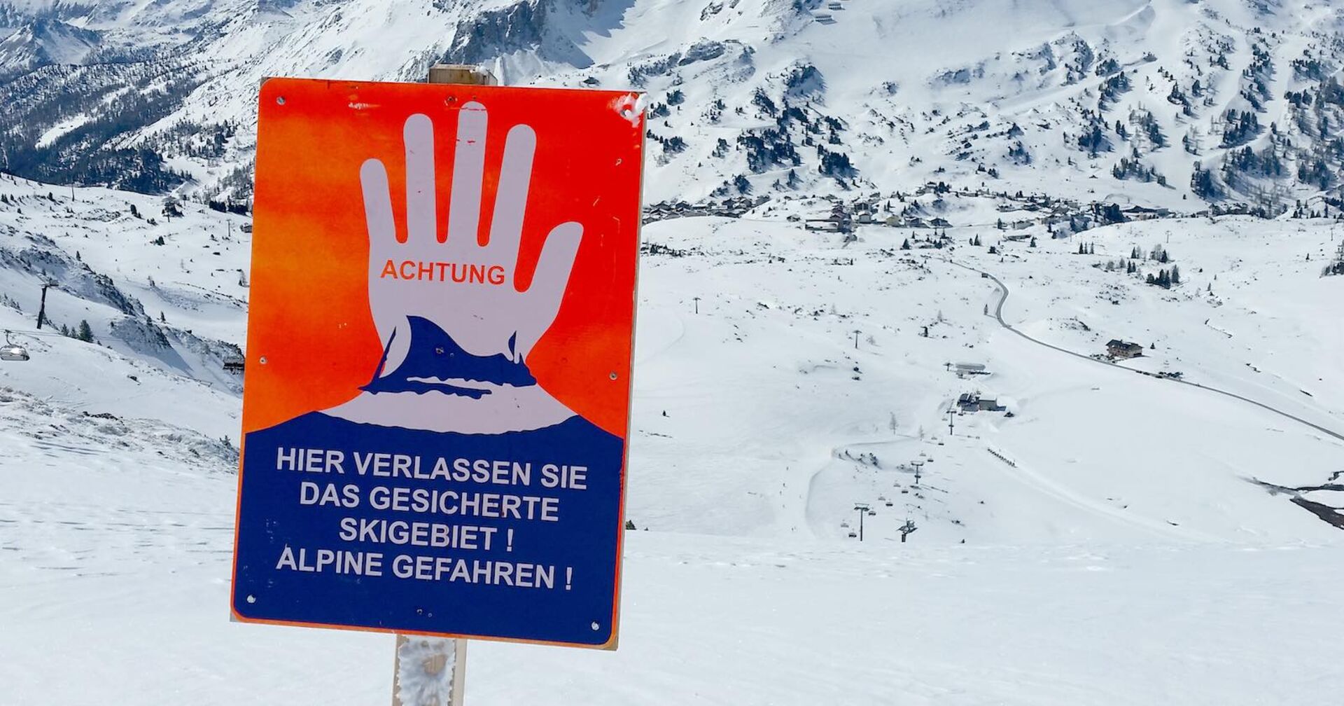 Hinweisschild auf Gefahr im freien Gelände.