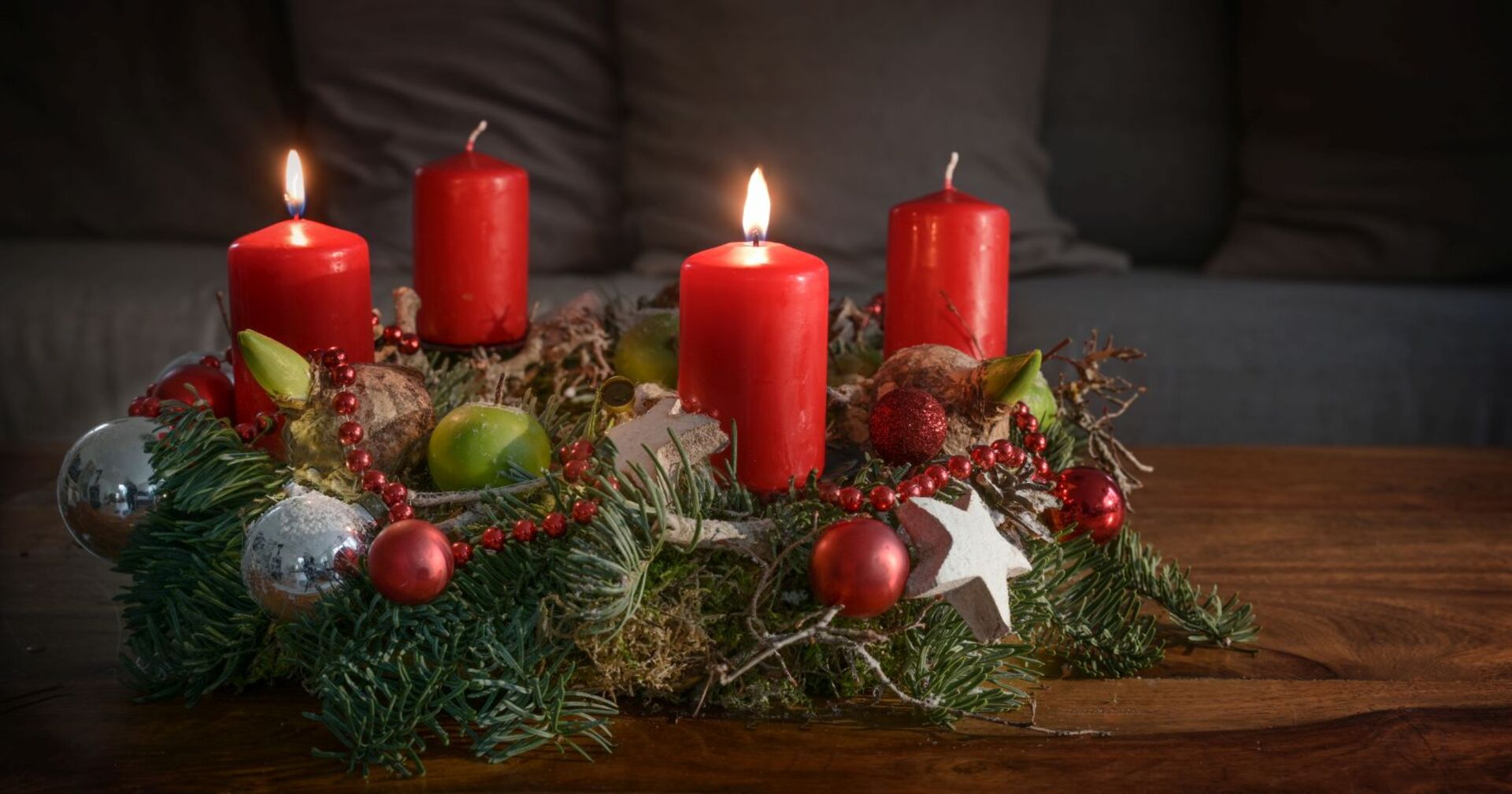 Adventkranz mit roten Kerzen.