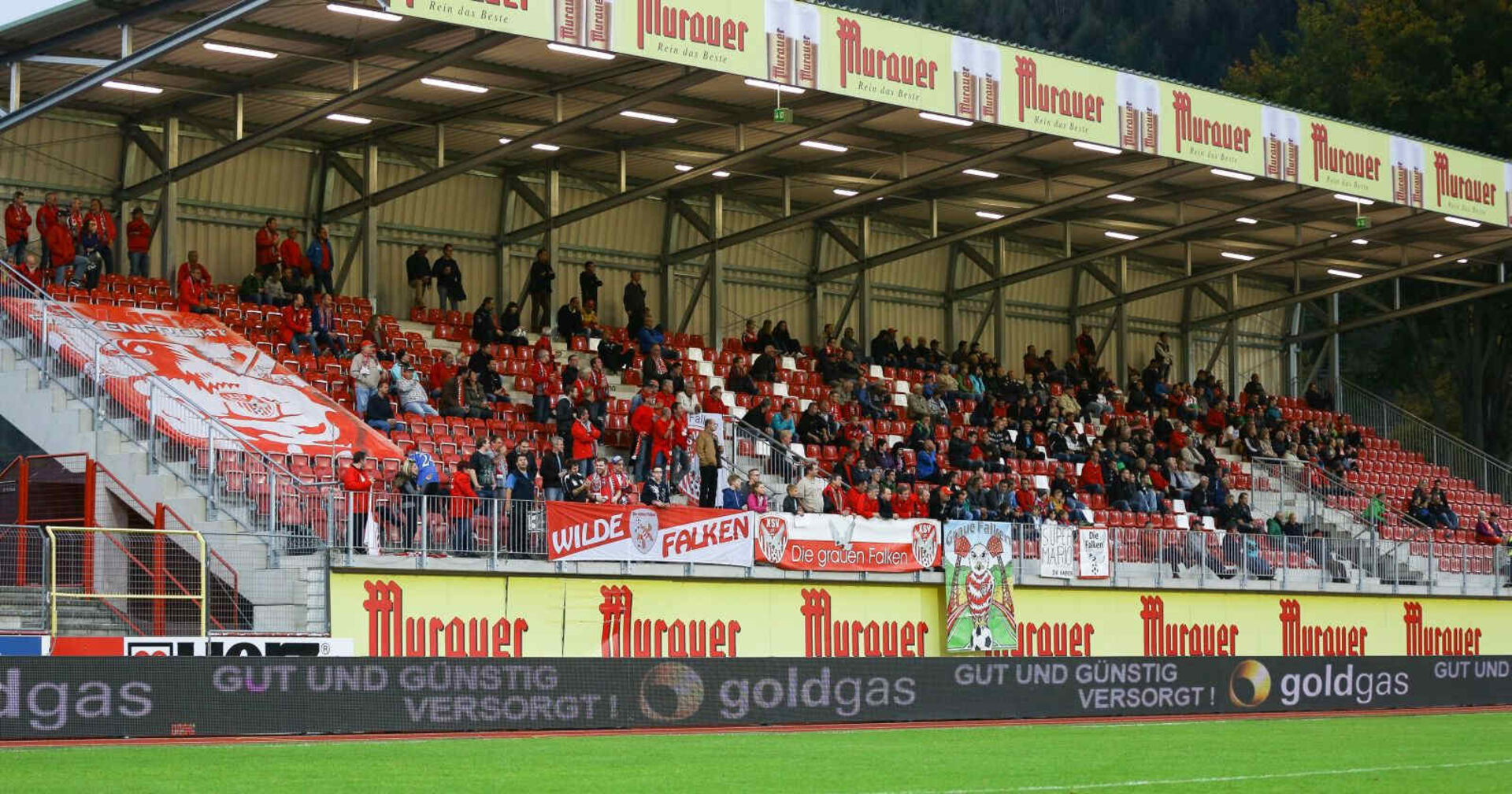 Zuschauertribüne im Stadion in Kapfenberg.