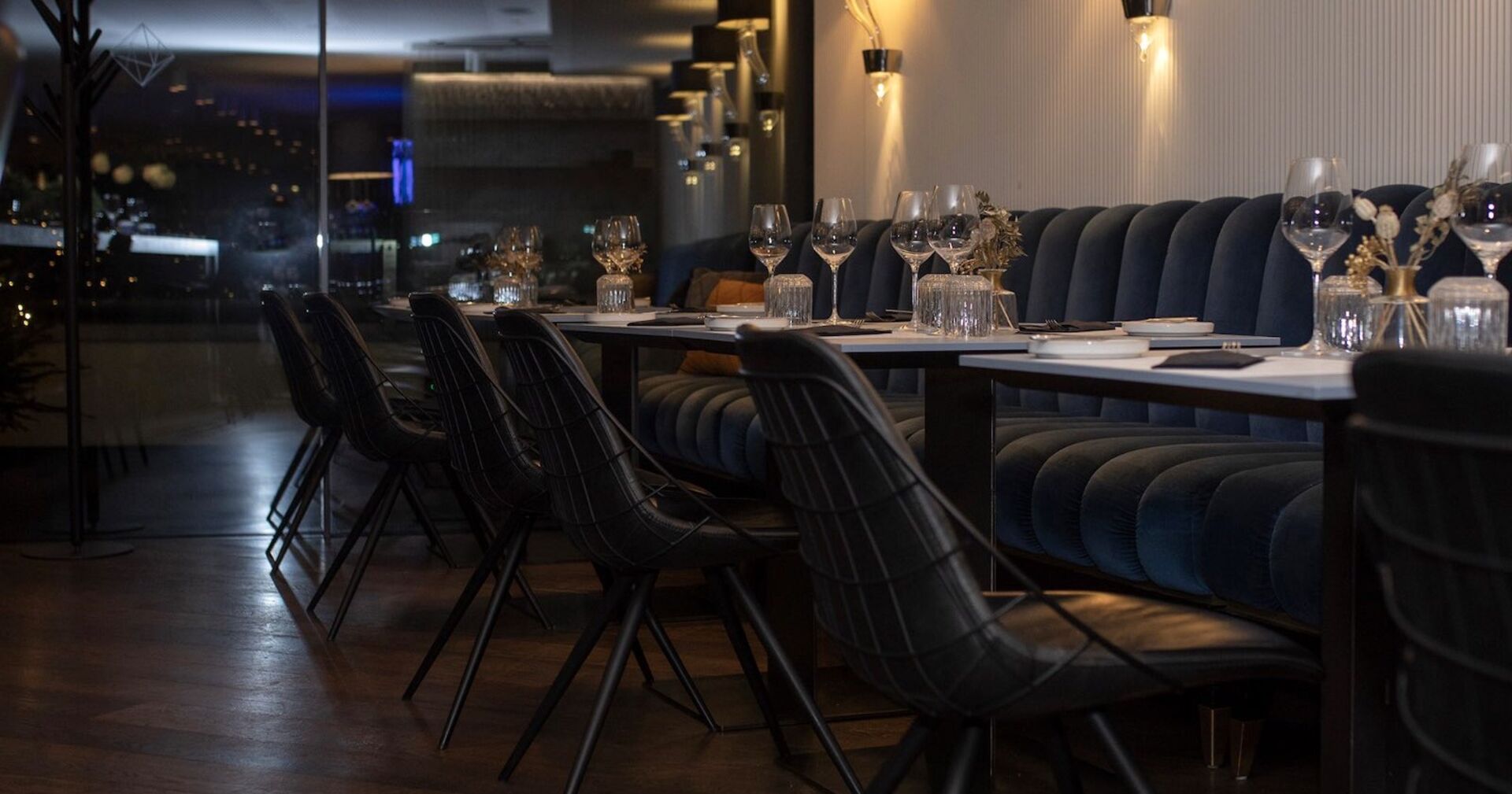 Location Steinterrasse bei Nacht