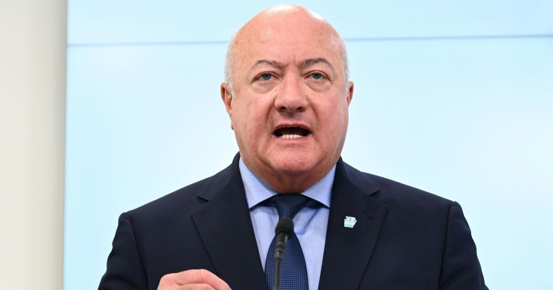 Christian Stocker vor der Pressewand der ÖVP