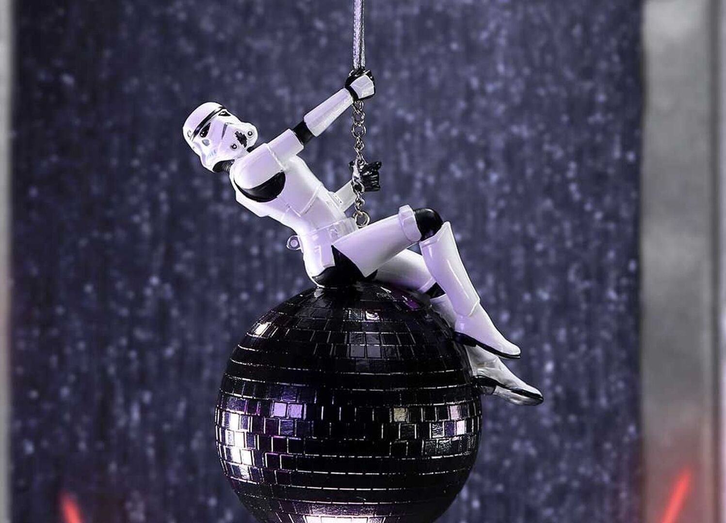 Christbaumkugel: Stormtrooper reitet auf Todesstern.