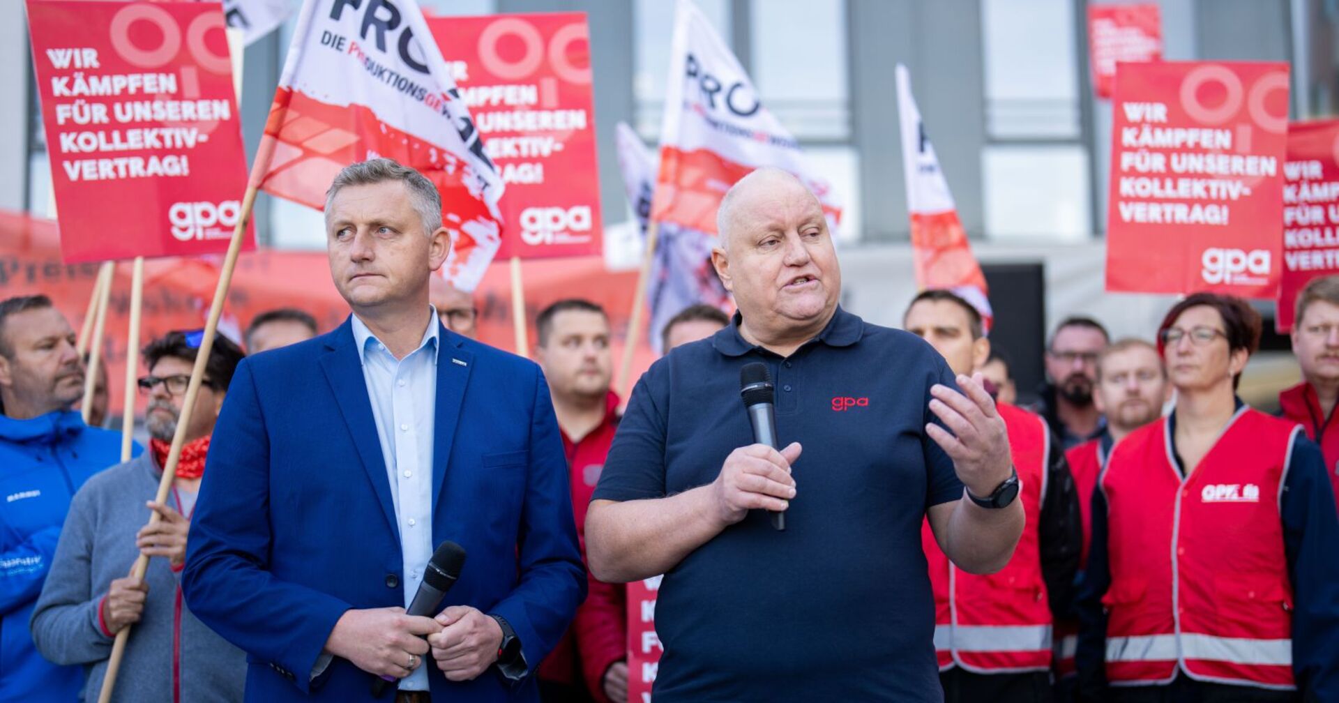Die Metaller gehen mit Schildern auf die Straße.
