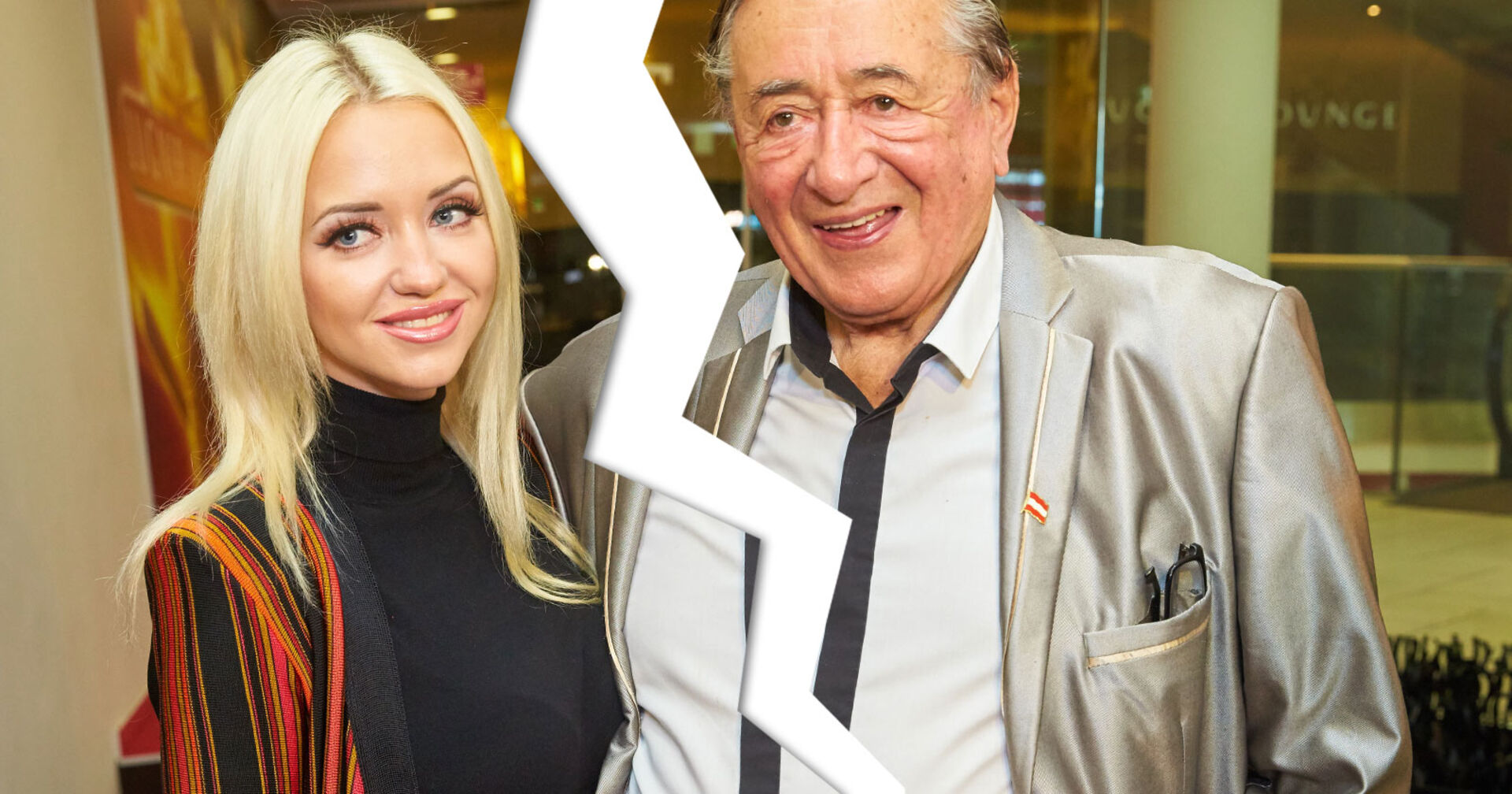 Cathy Lugner trägt einen gestreiften Blazer und steht neben Richard Lugner, er trägt einen grauen Blazer. Beide werden aufgrund der Streiterein von einem Blitz getrennt.