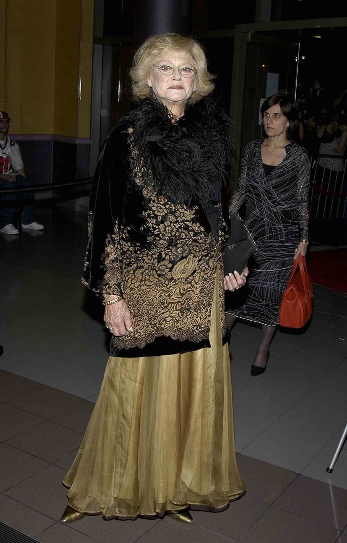 Suzanne Sheperd 2004 in einem schwarz-goldenen Abendkleid.