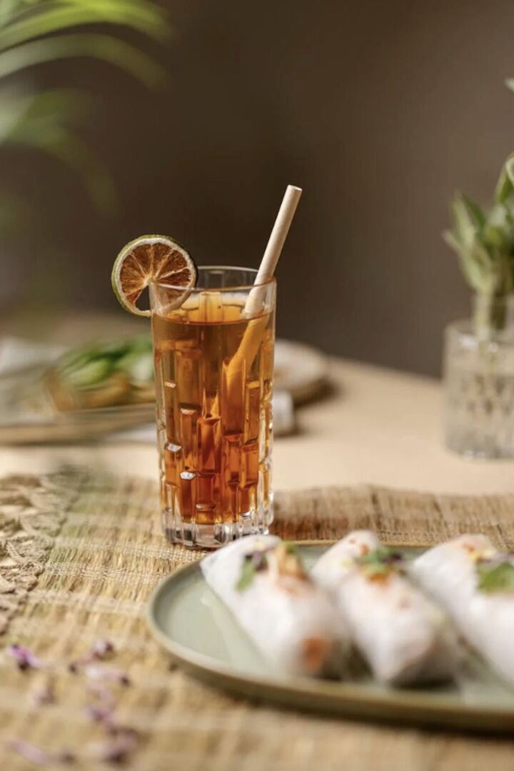 Summer Rolls mit schön dekorierter Limo