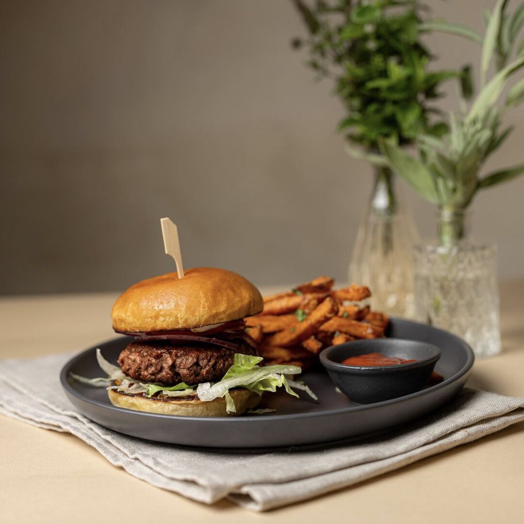 Veganer Burger mit Süßkartoffelpommes