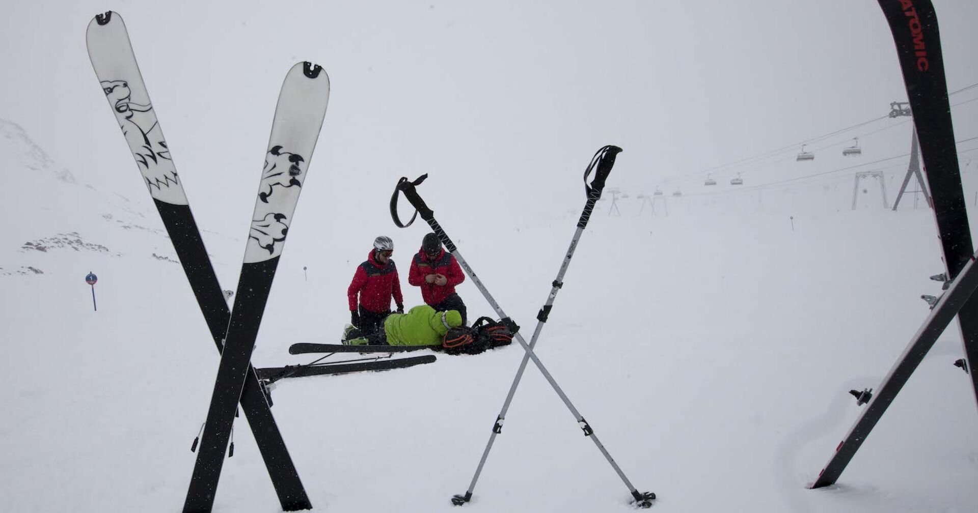 Gekreuzte Ski bei einer Unfallstelle auf der Piste.