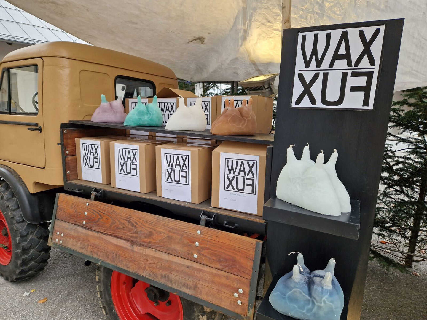 Der Unimog mit den &quot;Kuhtittal&quot;-Adventkränzen.