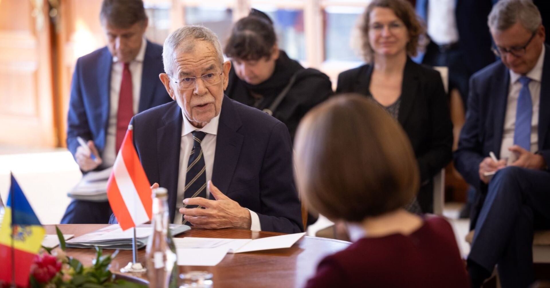 Alexander Van der Bellen bei seinem Staatsbesuch in Moldau am Tisch im Gespräch mit Moldaus Präsidentin Maia Sandu.