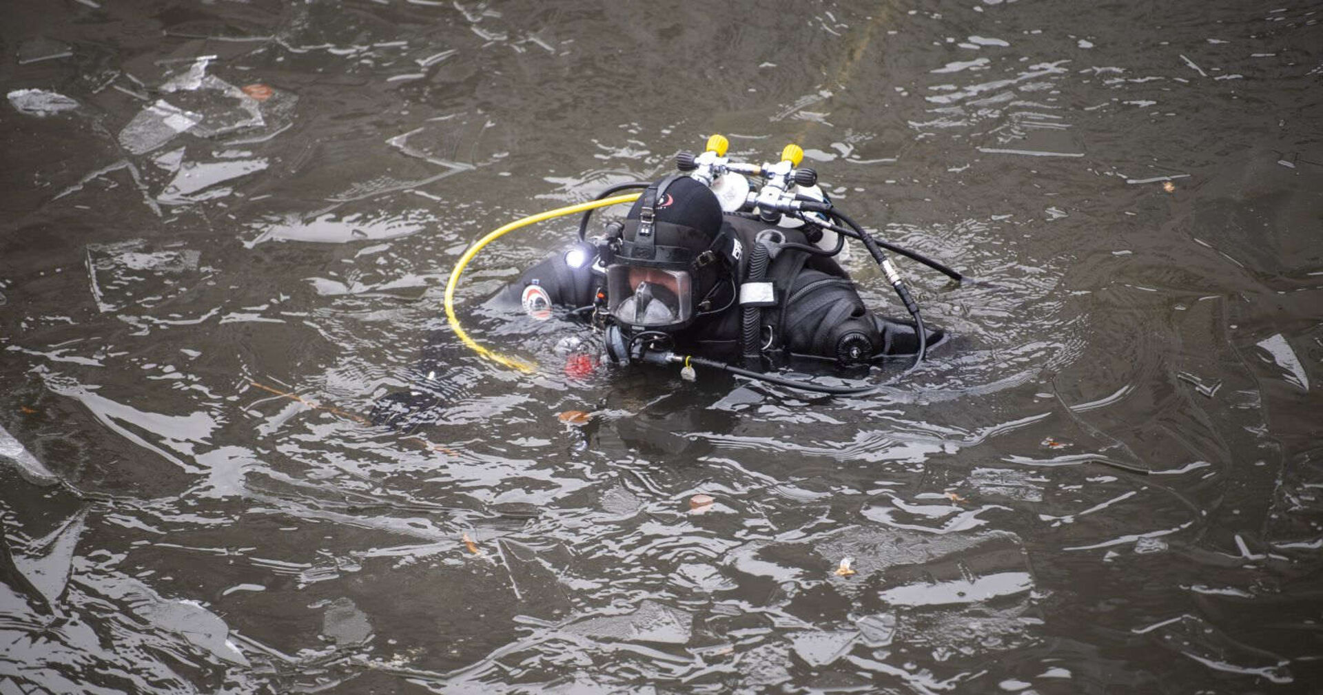 Ein Taucher in einem Fluss.