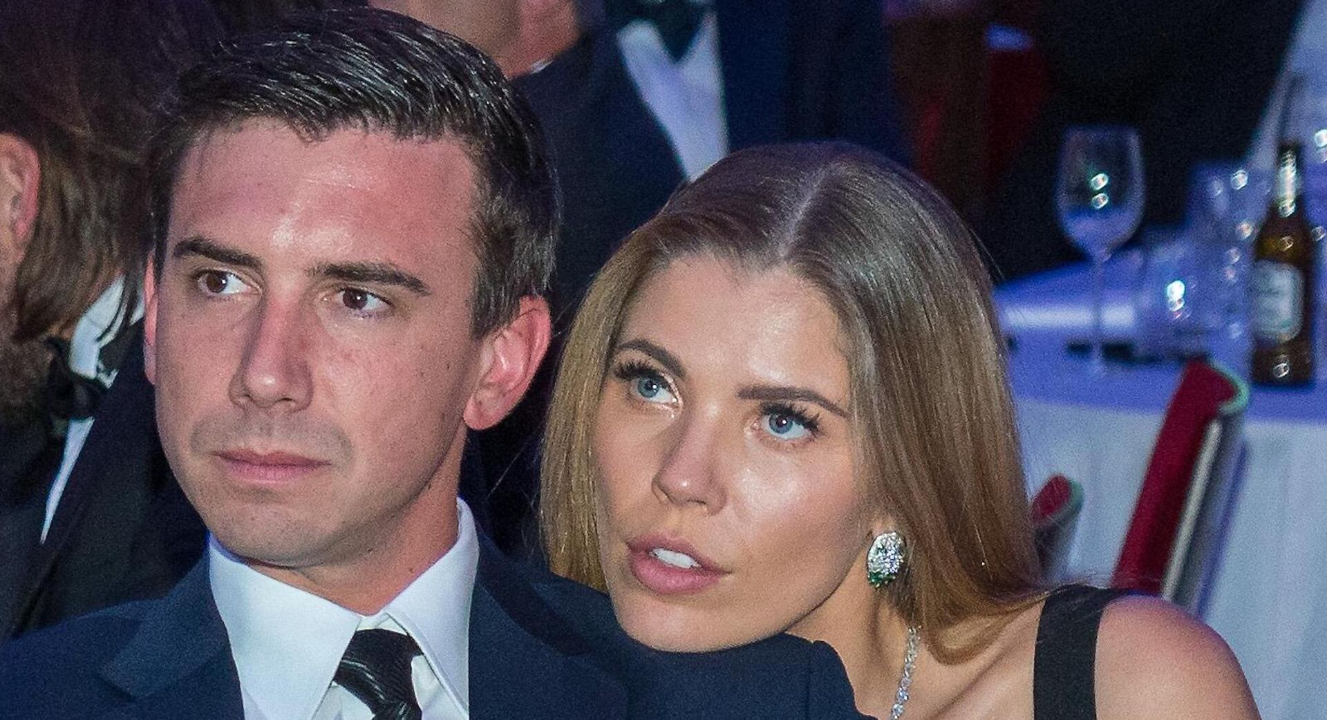 Victoria Swarovski lehnt auf der Schulter von Mark Mateschitz.