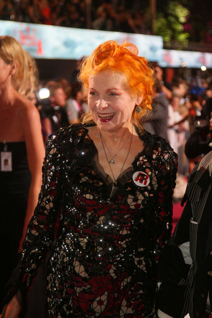 Vivienne Westwood mit knallroten Haaren und einem Abendkleid.