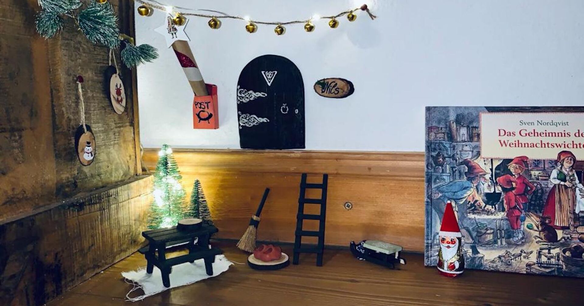 Eine Wichteltür mit allerlei Mini-Möbeln.