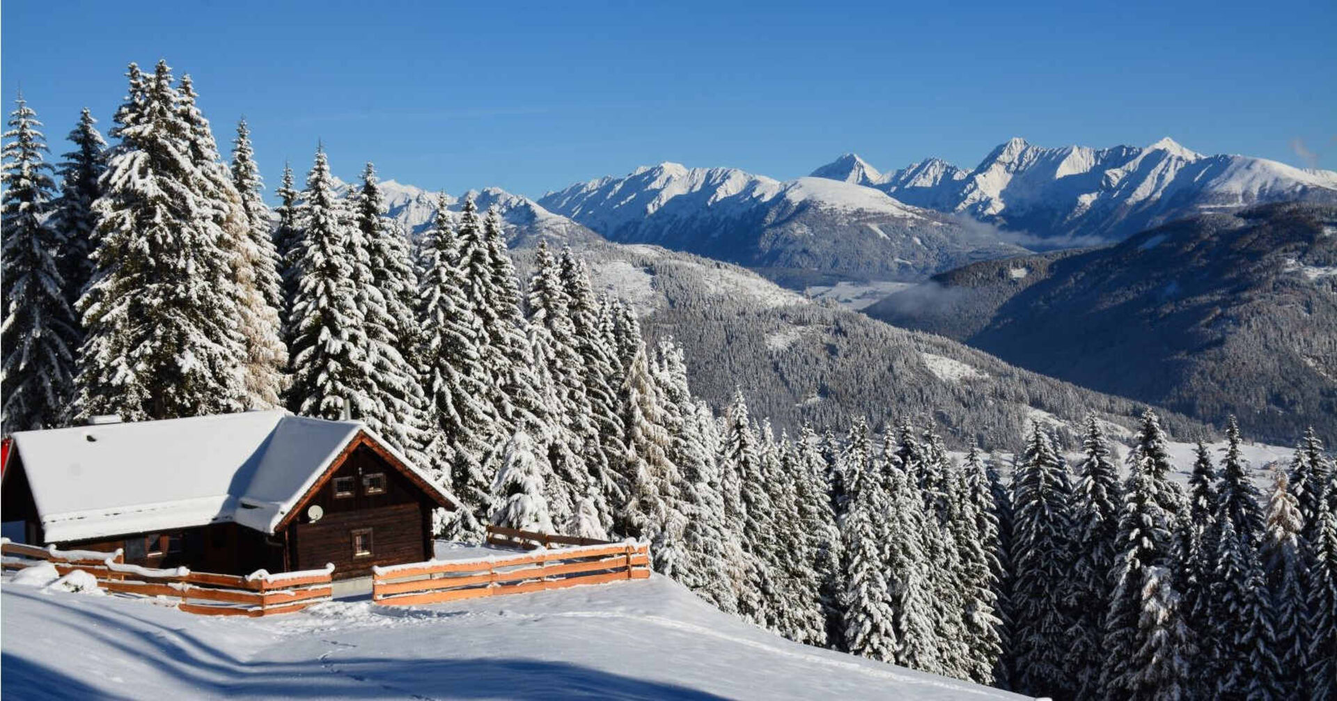 Wurzelhütte in verschneiter Landschaft im Lungau