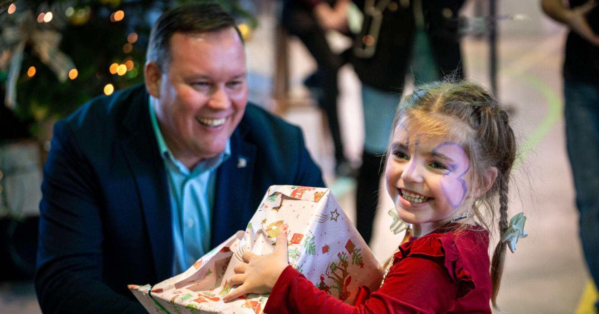 Geschenkeübergabe Merkur Versicherung