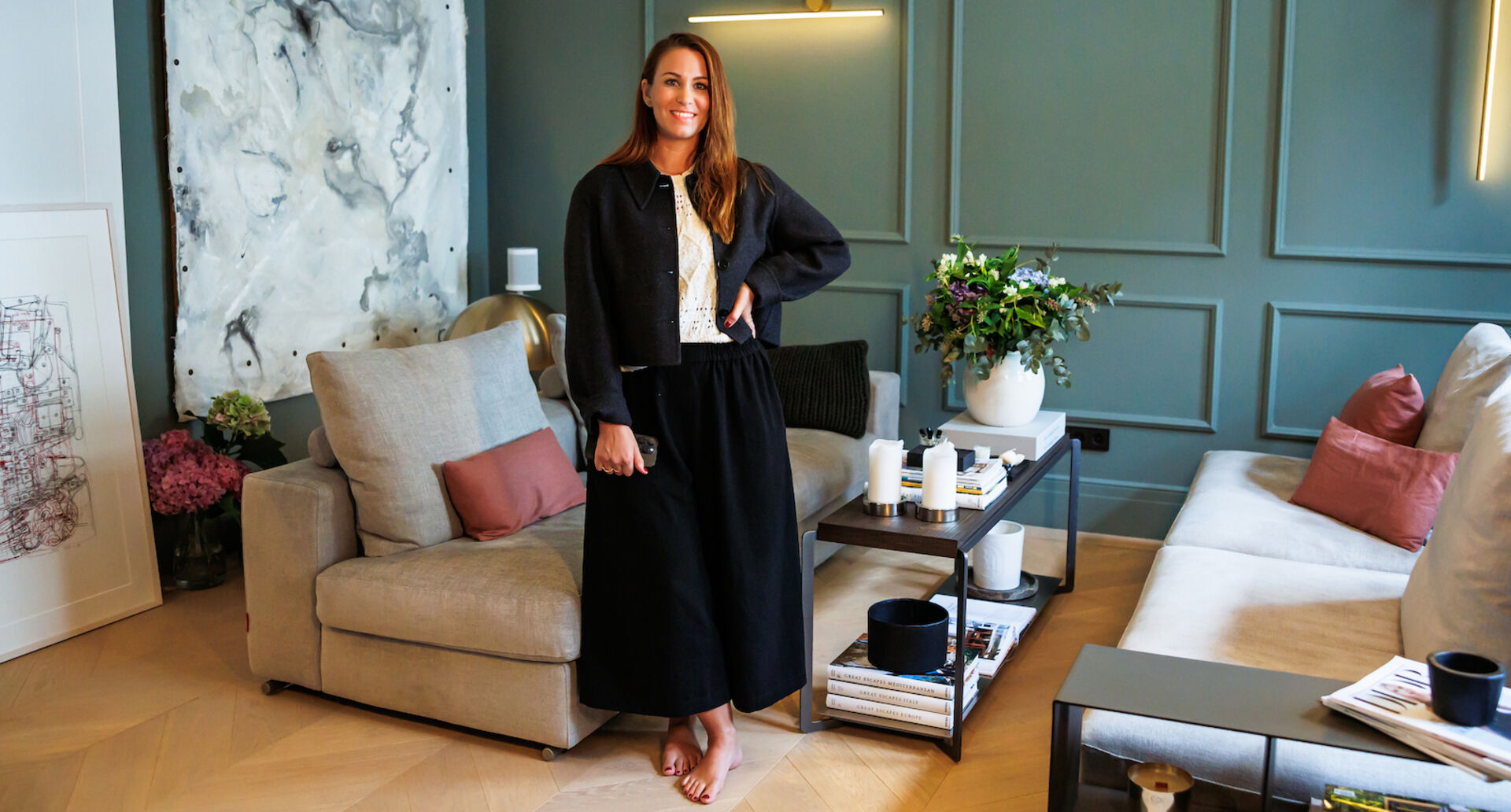 Marietta Kiesling steht in ihrem Wohnzimmer