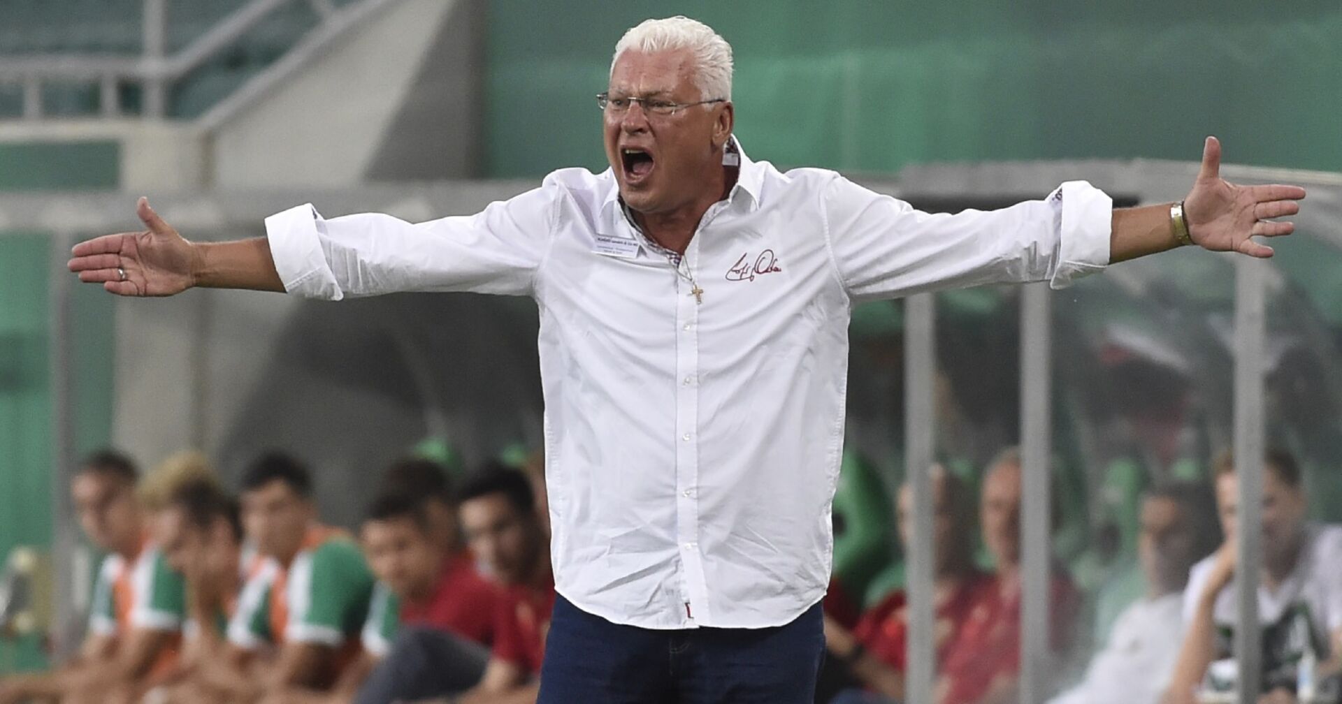 Toni Polster als Trainer der Wiener Viktoria, der seine Mannschaft frenetisch anfeuert